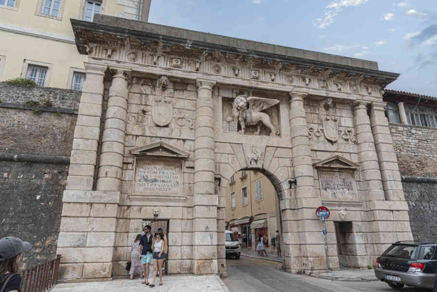 Croacia - Zadar 63 - Puerta Terraferma.jpg